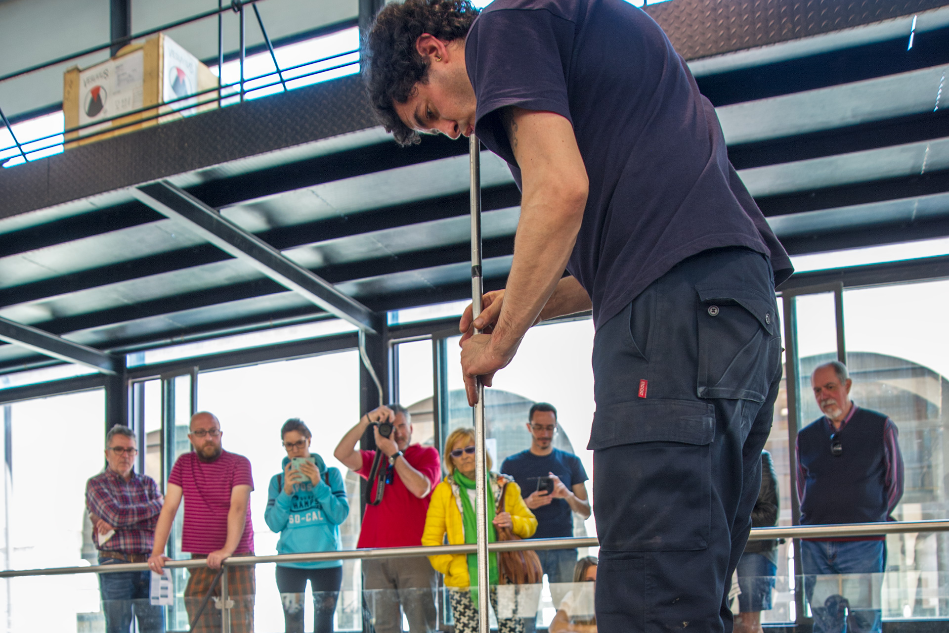 Un profesional trabaja la técnica del vidrio soplado. /KAMARERO