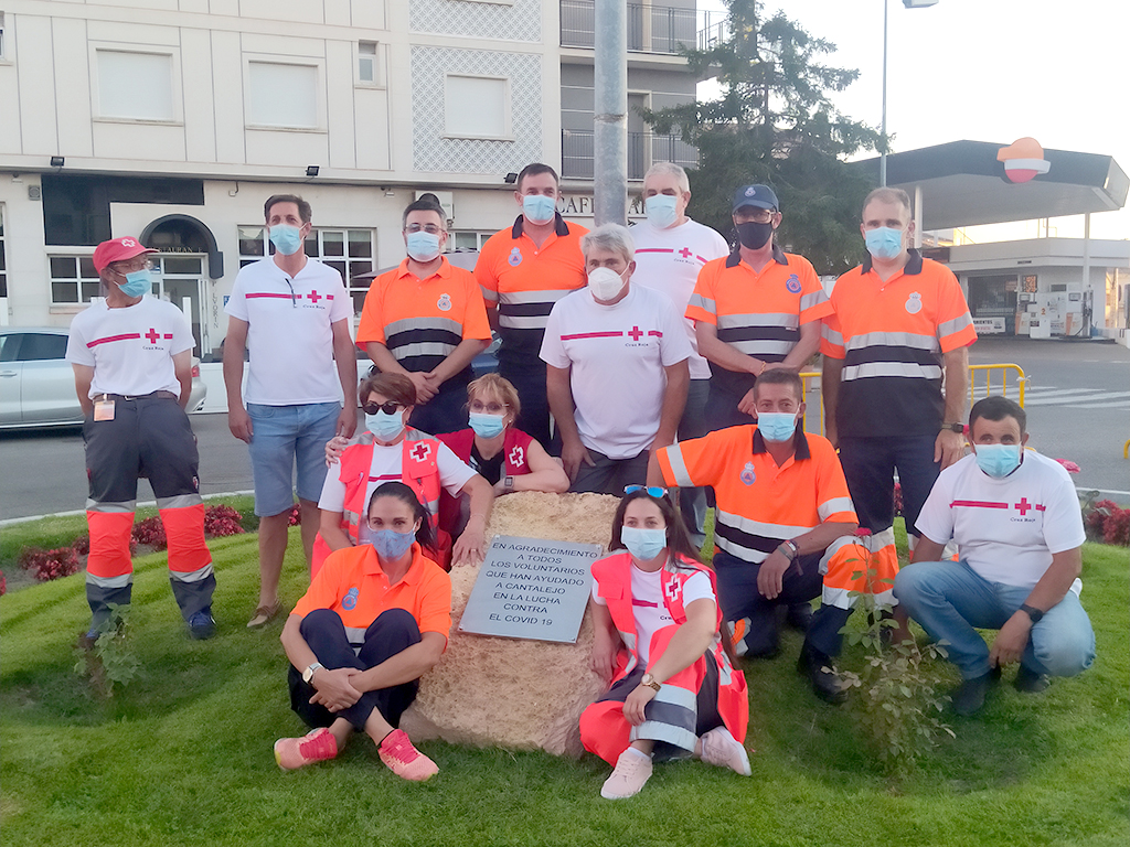 Un grupo de voluntarios junto a la placa colocada en la calle Segovia./E.A.