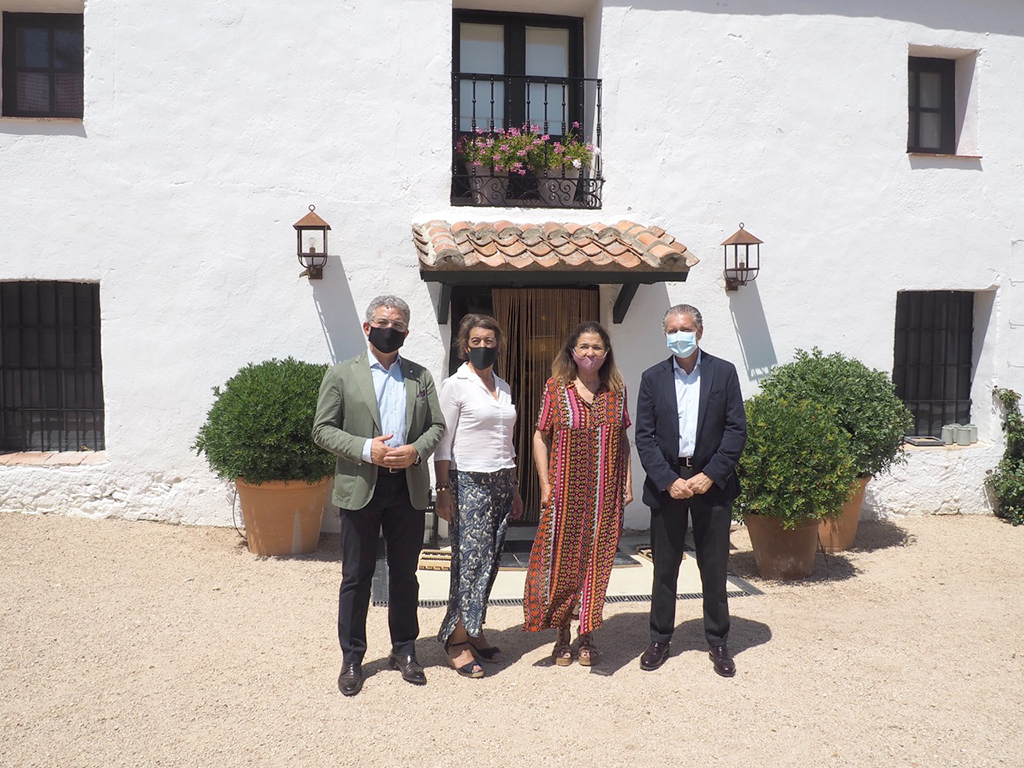 Los presidentes de la Cámara de Comercio y la FES, junto a las propietarias de las fincas. /E.A.