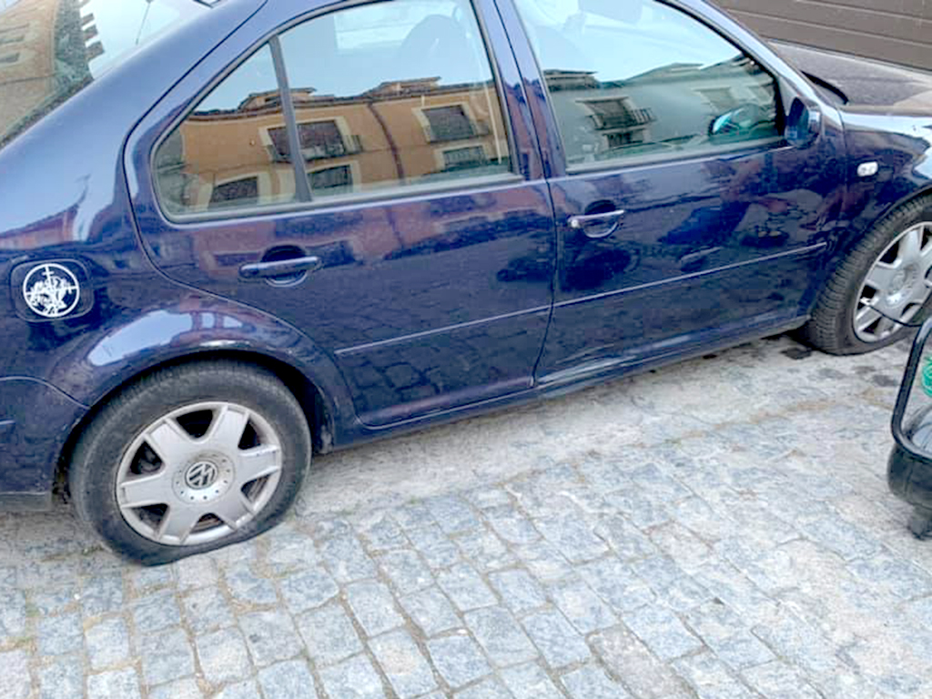 Hace unos días aparecieron las ruedas de este coche pinchadas./E.A.