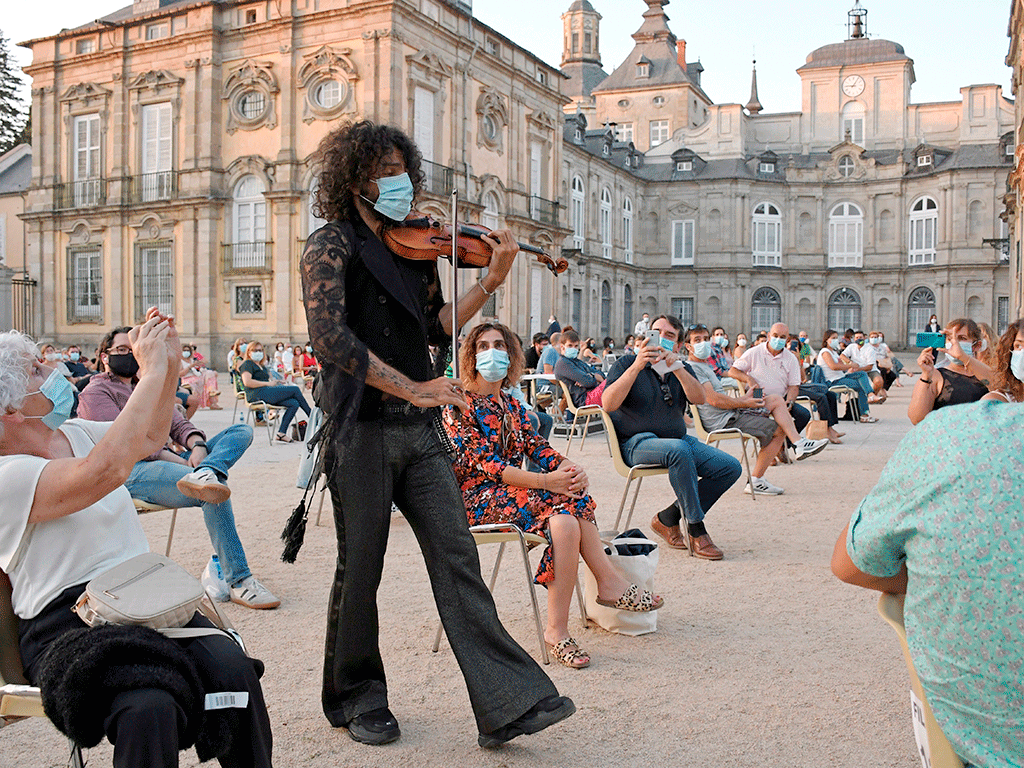 Ara Malikian entusiasmó una vez más, en esta ocasión en el Palacio Real de La Granja./EFE
