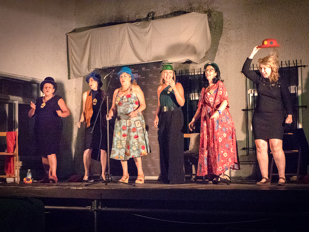 Un grupo de narradoras abrió el festival oral del El Espinar. /JOSÉ REDONDO