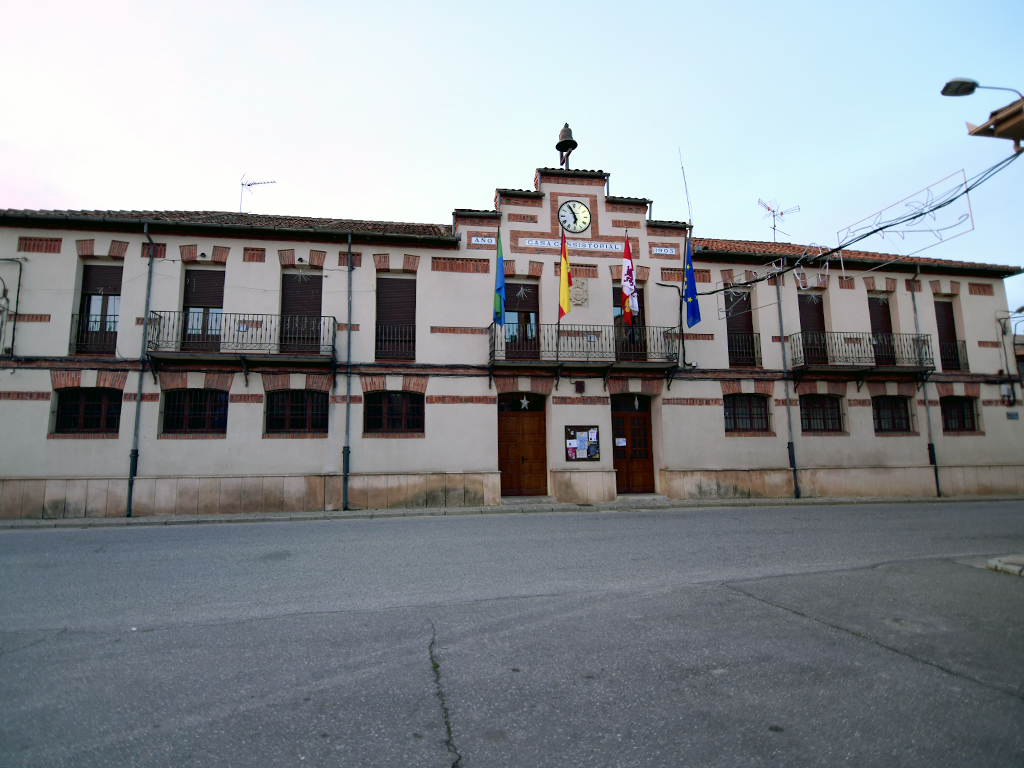 Fachada del Ayuntamiento de Fuenterrebollo. /E.A.