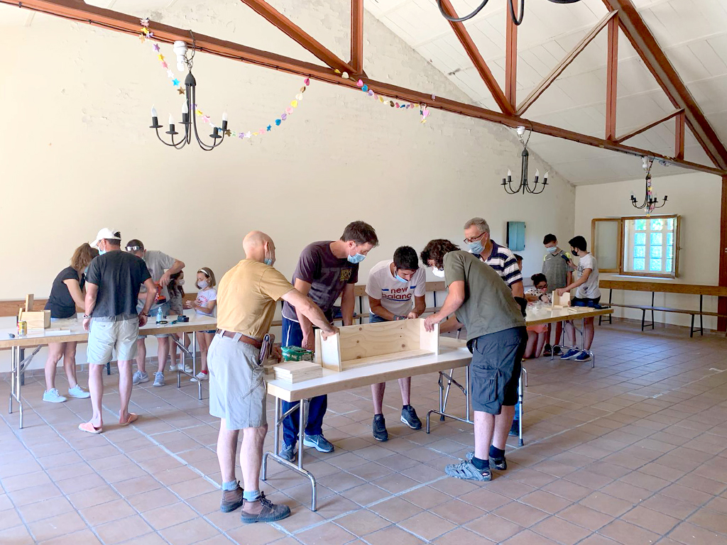 Los vecinos, en el taller de cajas nido. /E.A.