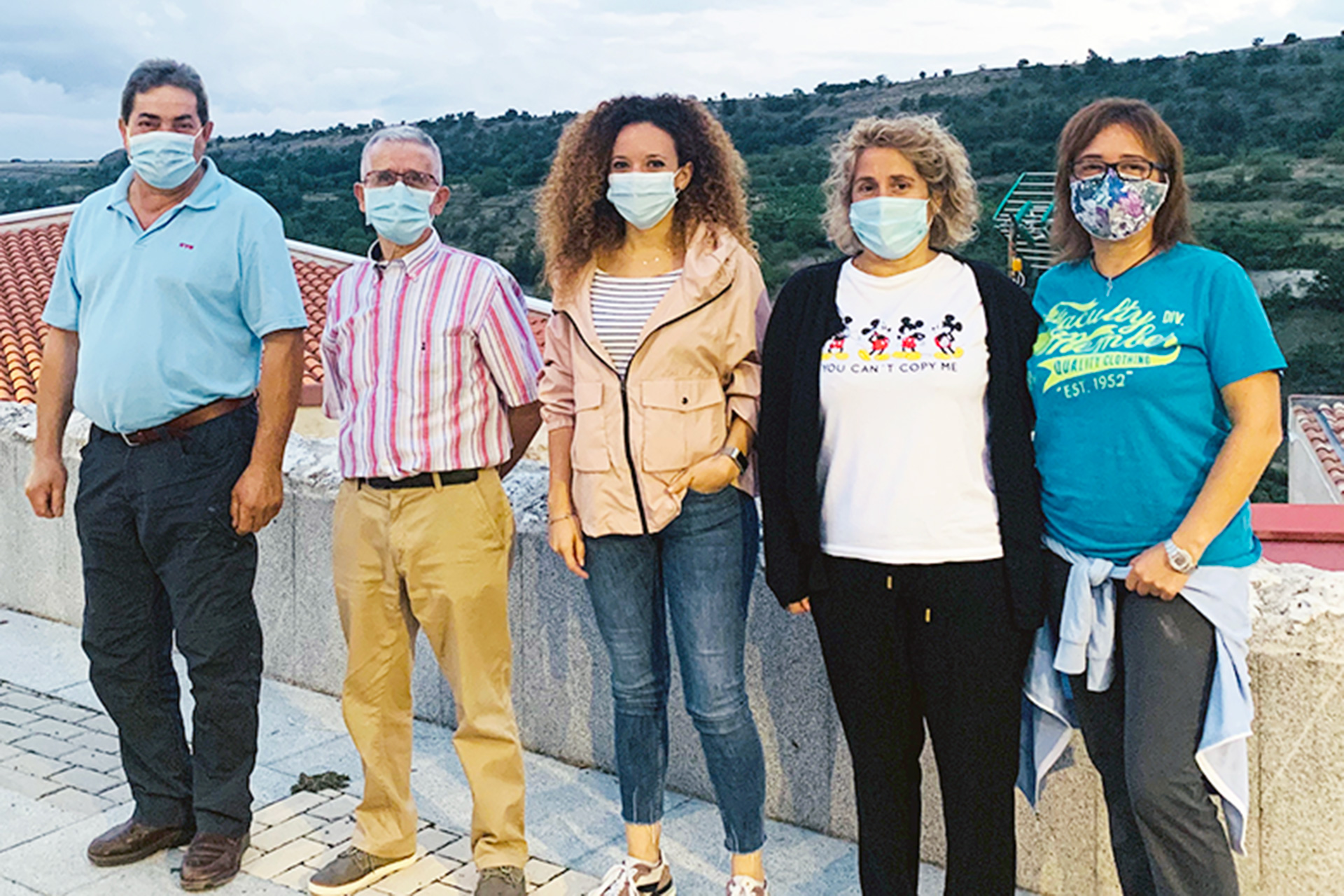 Noemí Otero, en el centro, junto a los concejales. /E.A.