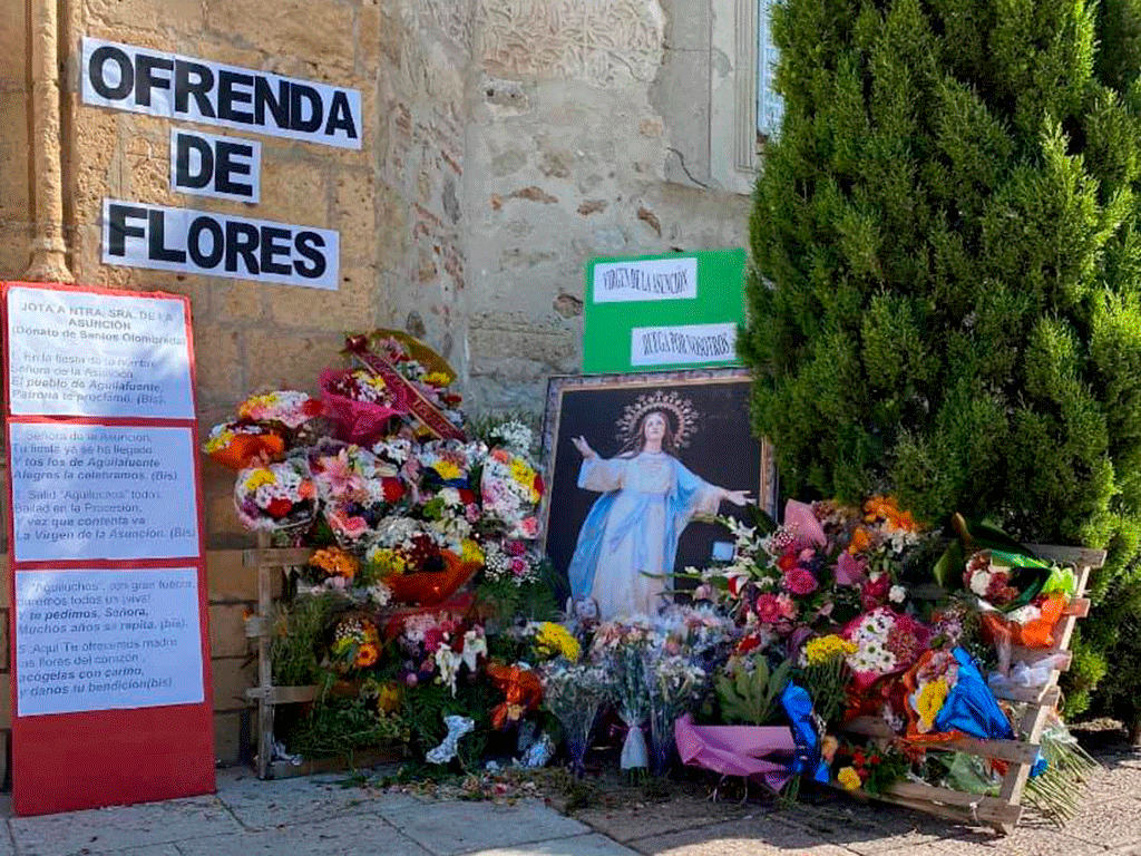 En Aguilafuente, los vecinos realizaron una ofrenda floral a la Virgen en su día. /E.A.