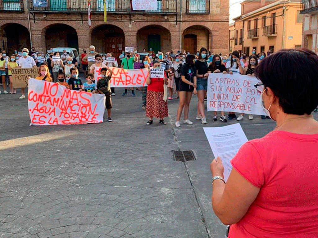 Protesta de los vecinos de Lastras de Cuéllar por el agua. /E.A.