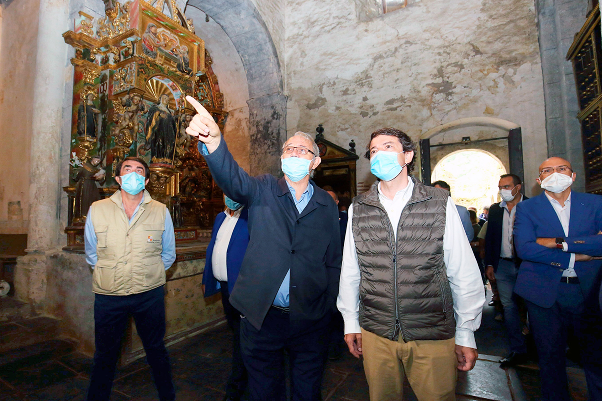 Mañueco visita Montes de Valdueza, acompañado por Antolin de Cela (c) y Juan Carlos Suárez-Quiñones (i). / EFE