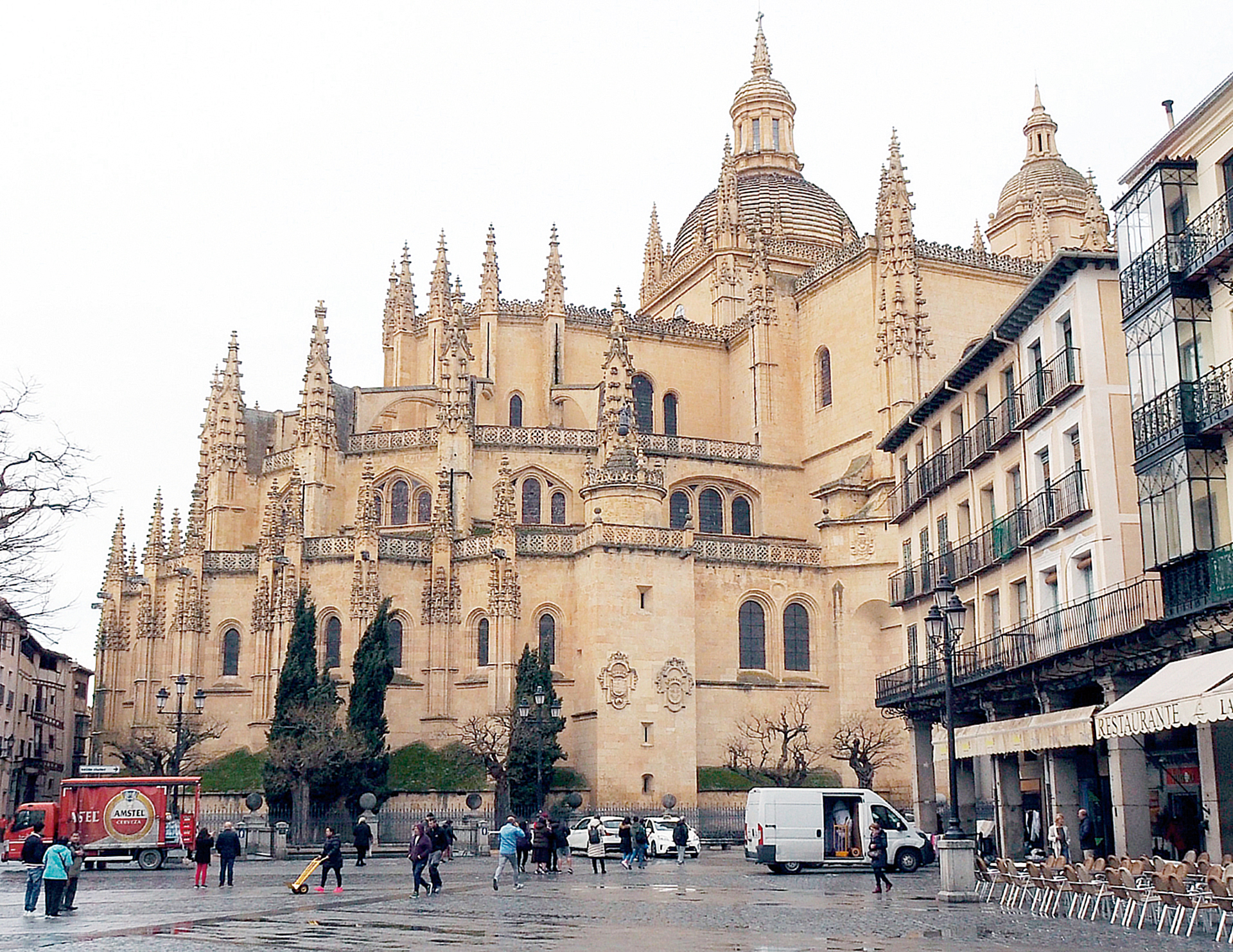 Bosque de pináculos perteneciente al gótico tardío en el ábside de la Gran Dama. KAMARERO