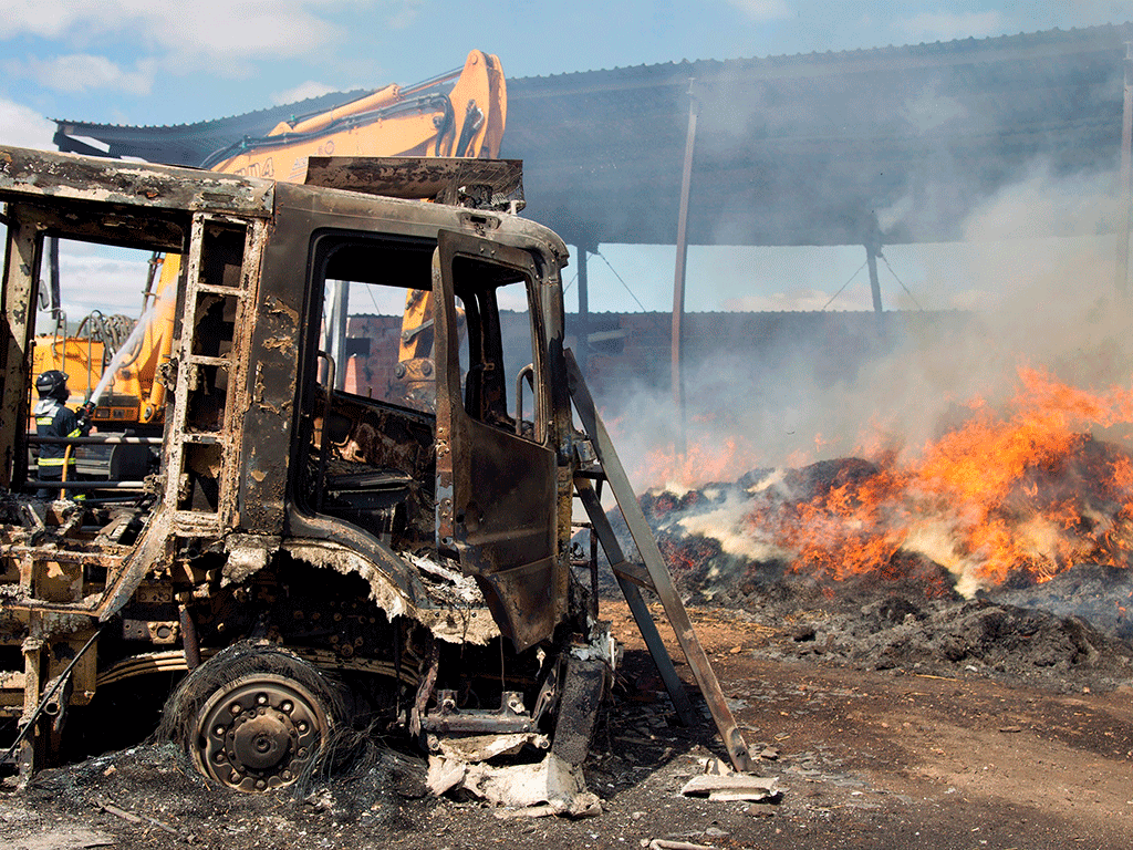 Incendio forestal de Lober de Aliste. / EFE