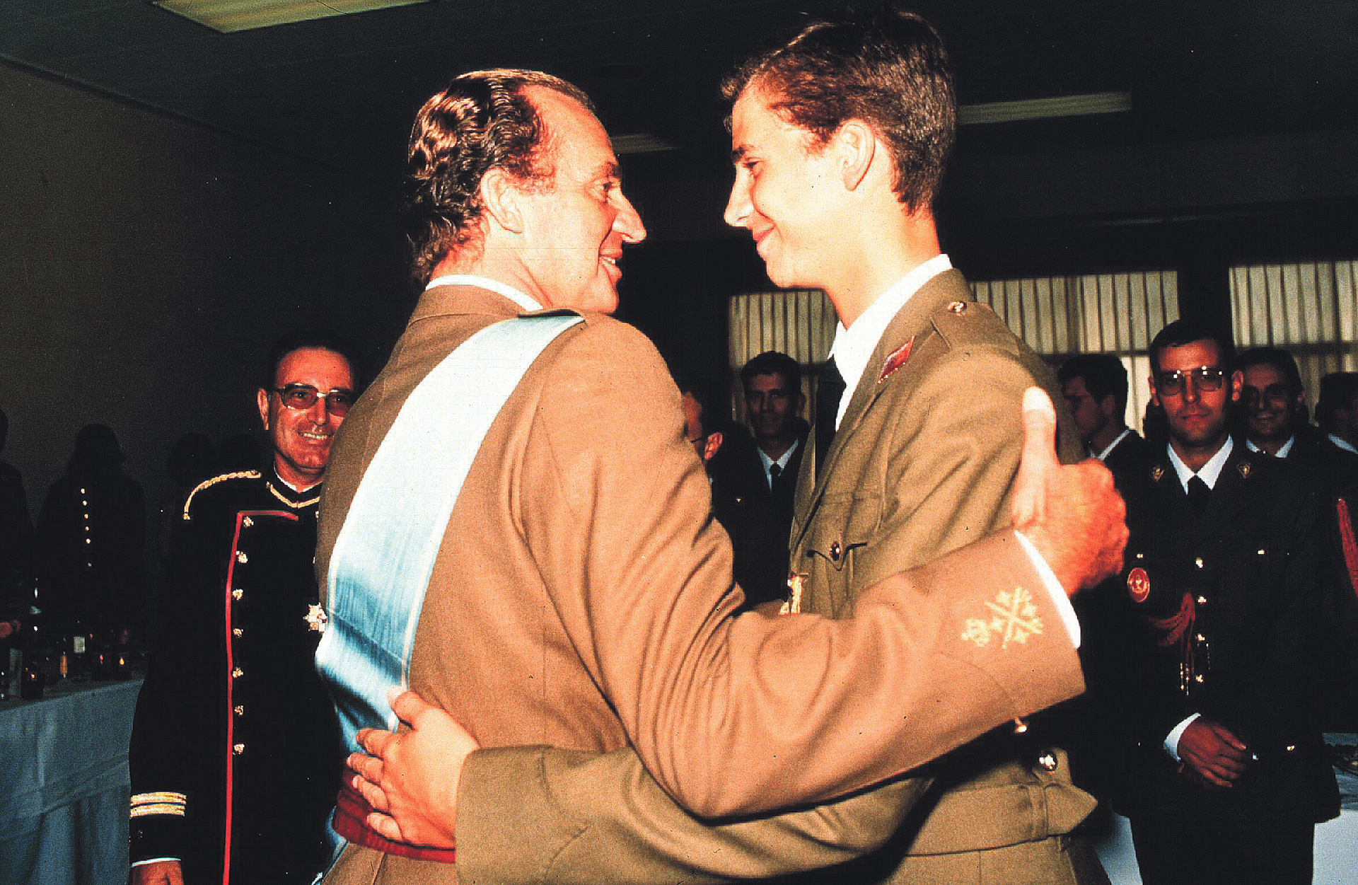 Primera aparición pública del entonces Príncipe de Asturias, junto al rey Juan Carlos.