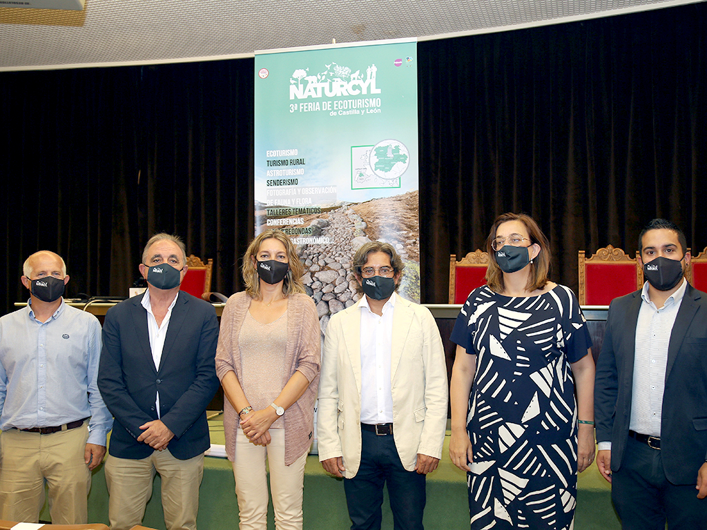 Estrella Torrecilla (3i), Ángeles Armisén (2d); y Carlos Sánchez (3d), en la presentación de la feria de ecoturismo. / EFE