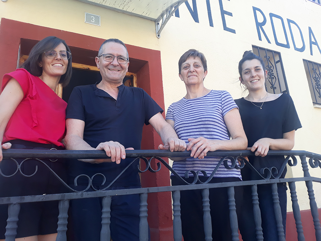 De izquierda a derecha, Virginia, José, Elena, y Eva, junto a la barandilla que da acceso al restaurante en la travesía de Roda de Eresma. /A.P.