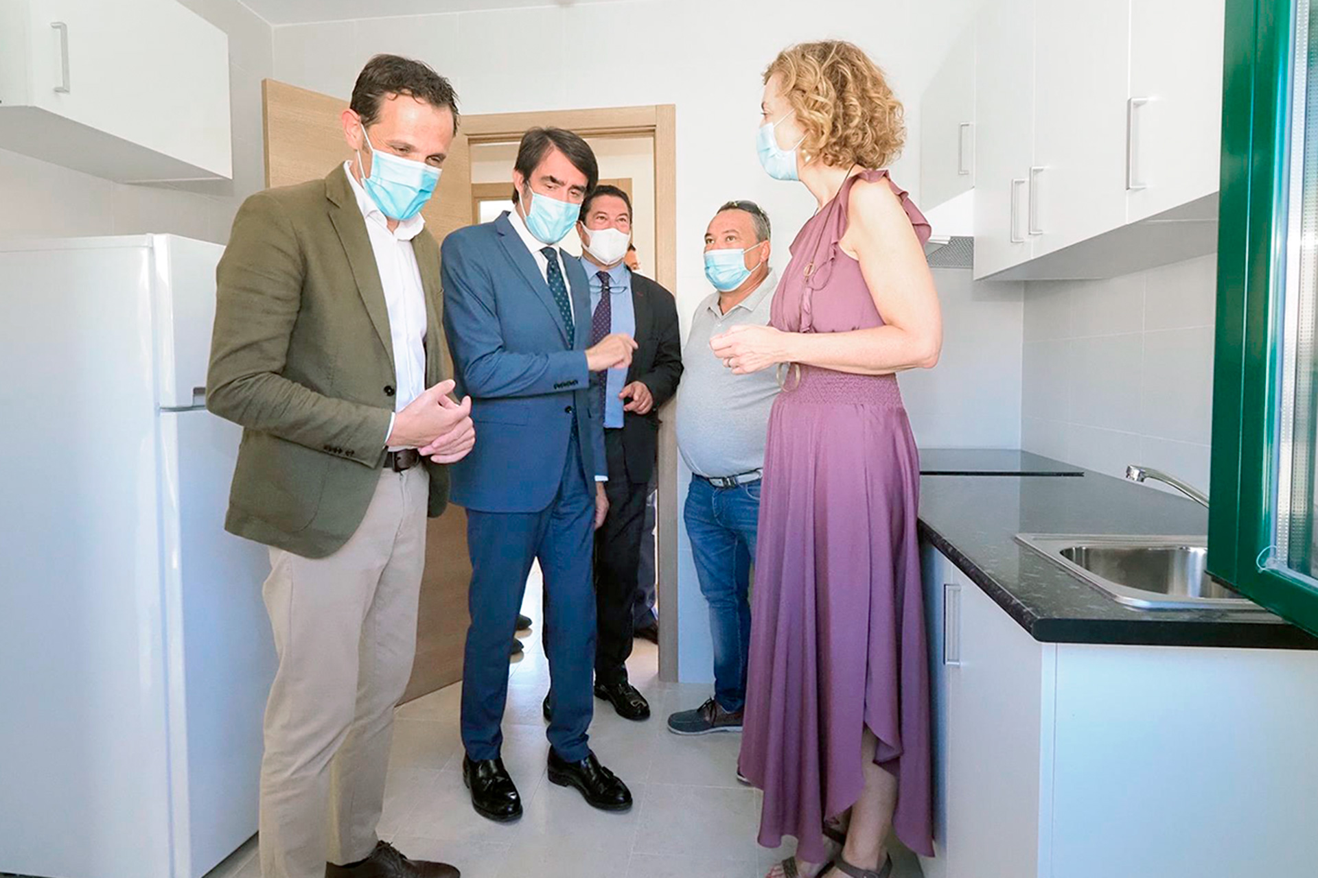 El consejero Suárez-Quiñones visitó una vivienda en Viana de Cega. /EUROPA PRESS