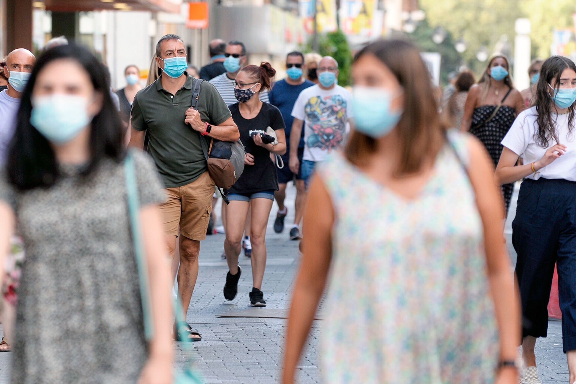 Ciudadanos de Valladolid, con mascarilla, esta semana en una calle peatonal de la ciudad. / EFE