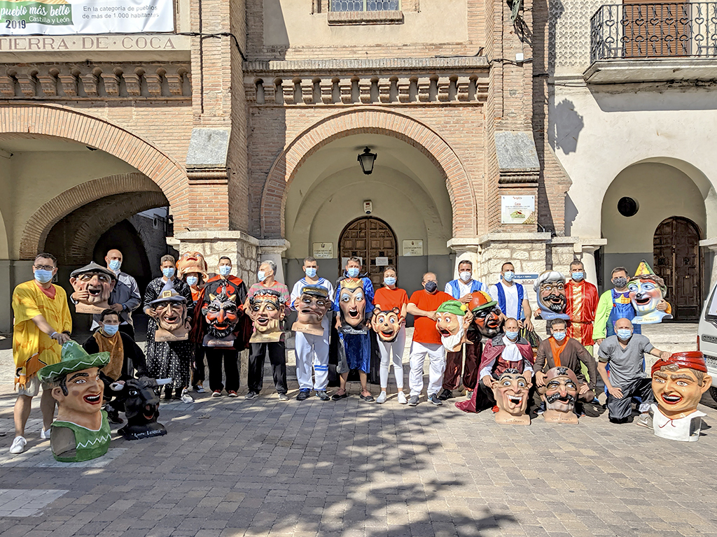 Los 18 voluntarios posan junto a las cabezas de cabezudo que portaron durante el desfile puerta a puerta. / David Rubio