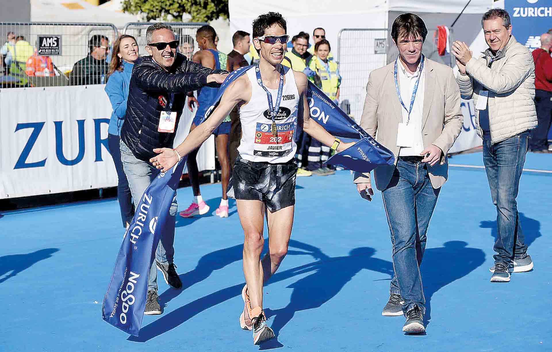 Javi Guerra celebra el campeonato de España de maratón en Sevilla este año. / Maratón Sevilla