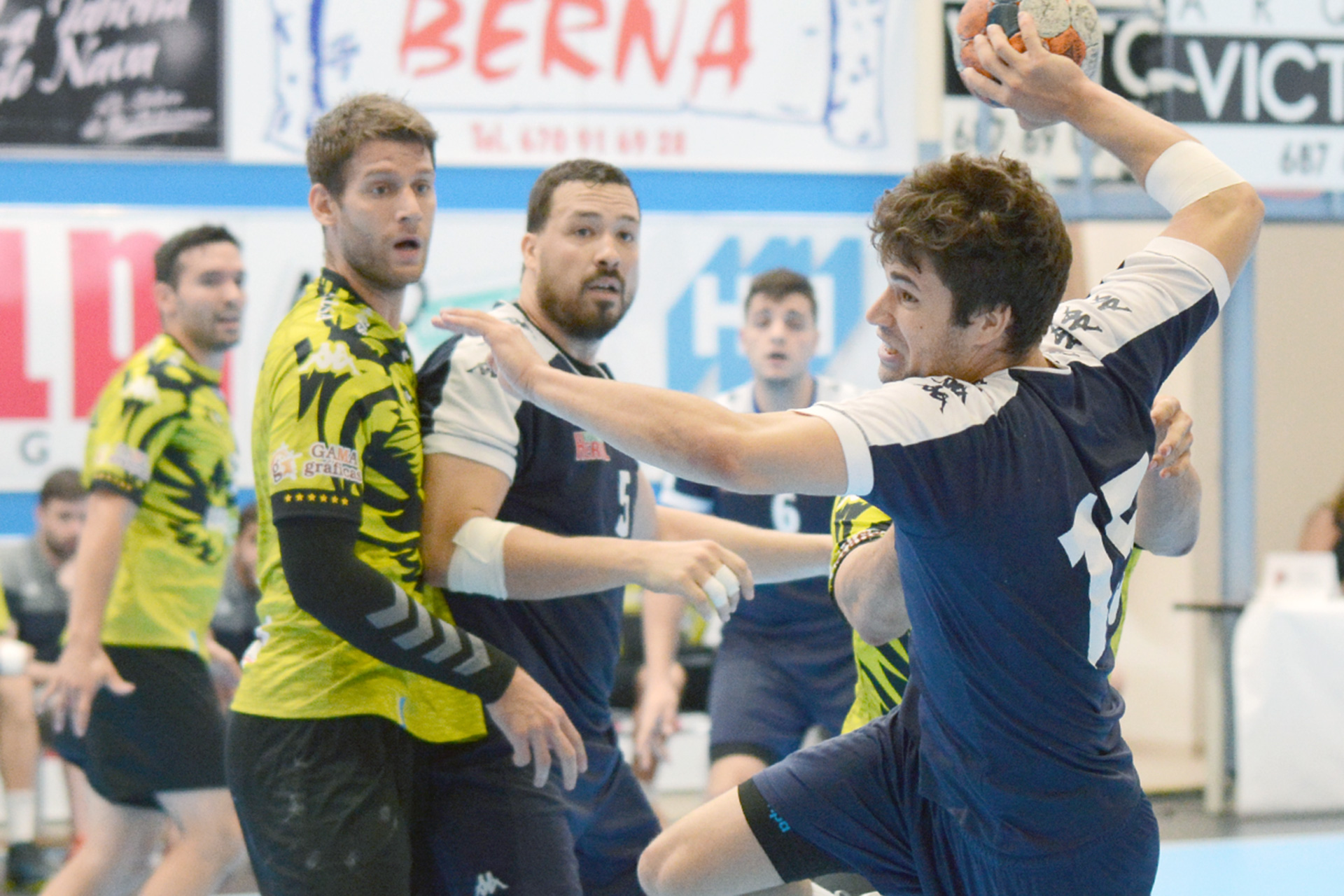 El jugador del Balonmano Nava Rodrigo Pérez se dispone a disparar ante el Ademar de León. / A. MARUGÁN