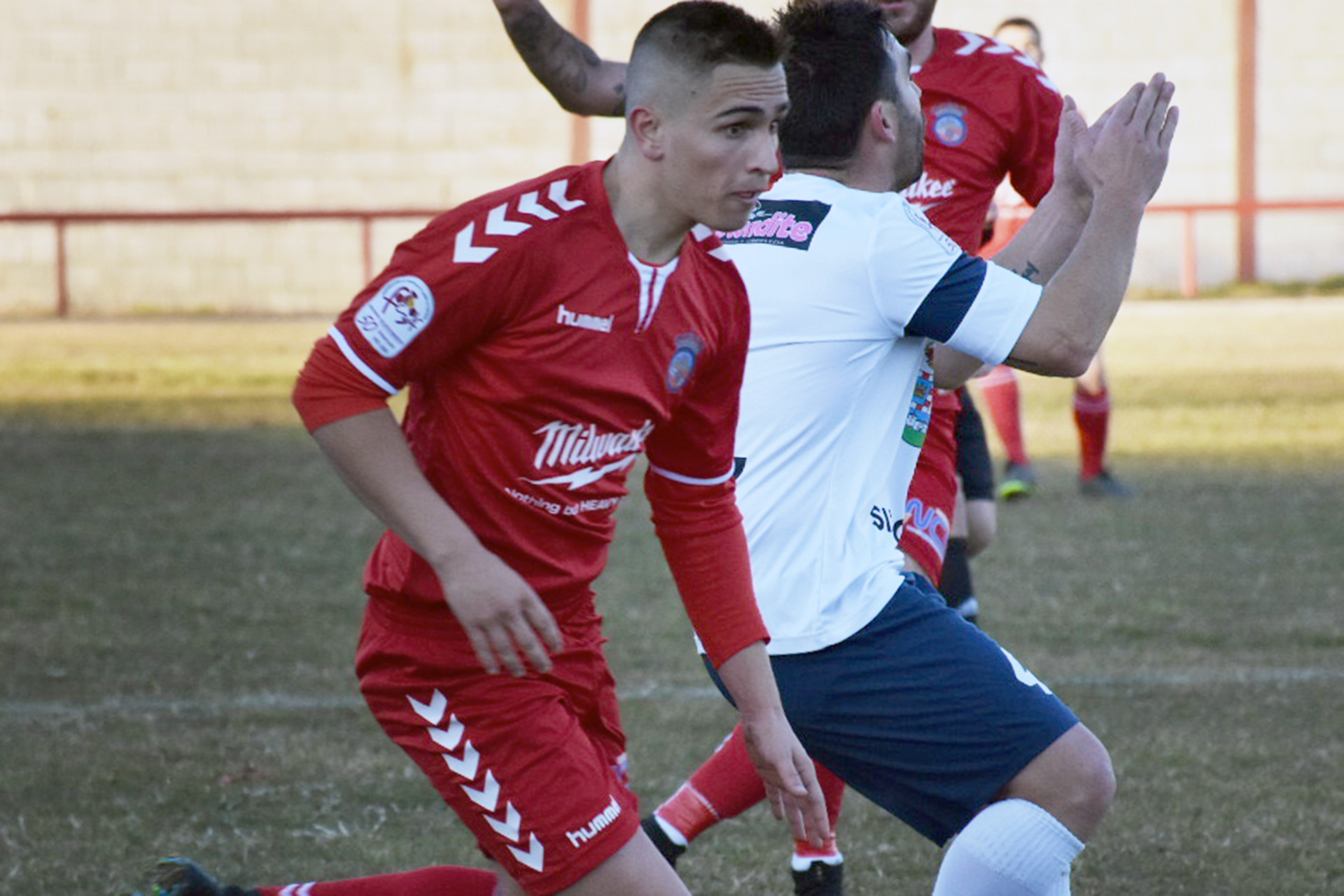 Guille Duque, con el Turégano CF, durante un partido contra el Atlético Candeleda la pasada temporada. / A.M.