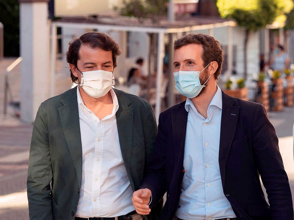 Alfonso Fernández Mañueco, Pablo Casado y Juan Vicente Herrera, en Las Navas del Marqués. / EFE