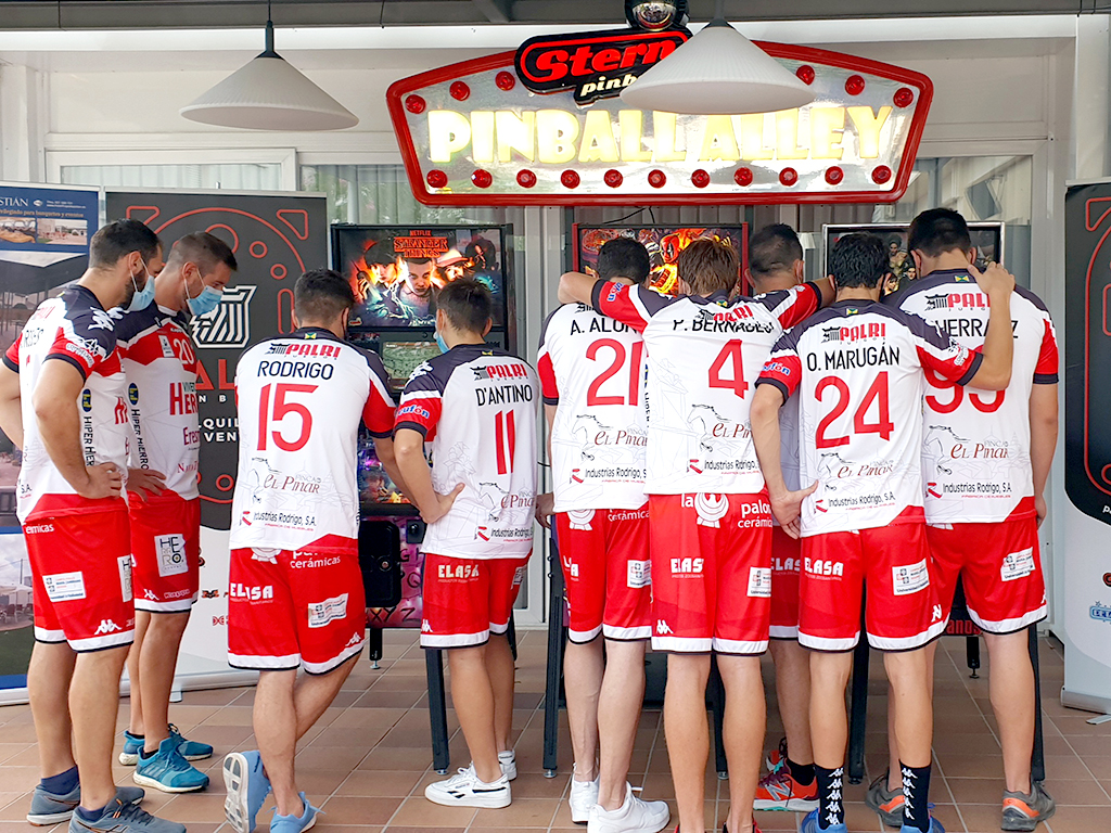 Los jugadores del Balonmano Nava participaron en una actividad lúdica tras el entrenamiento. / E.A.