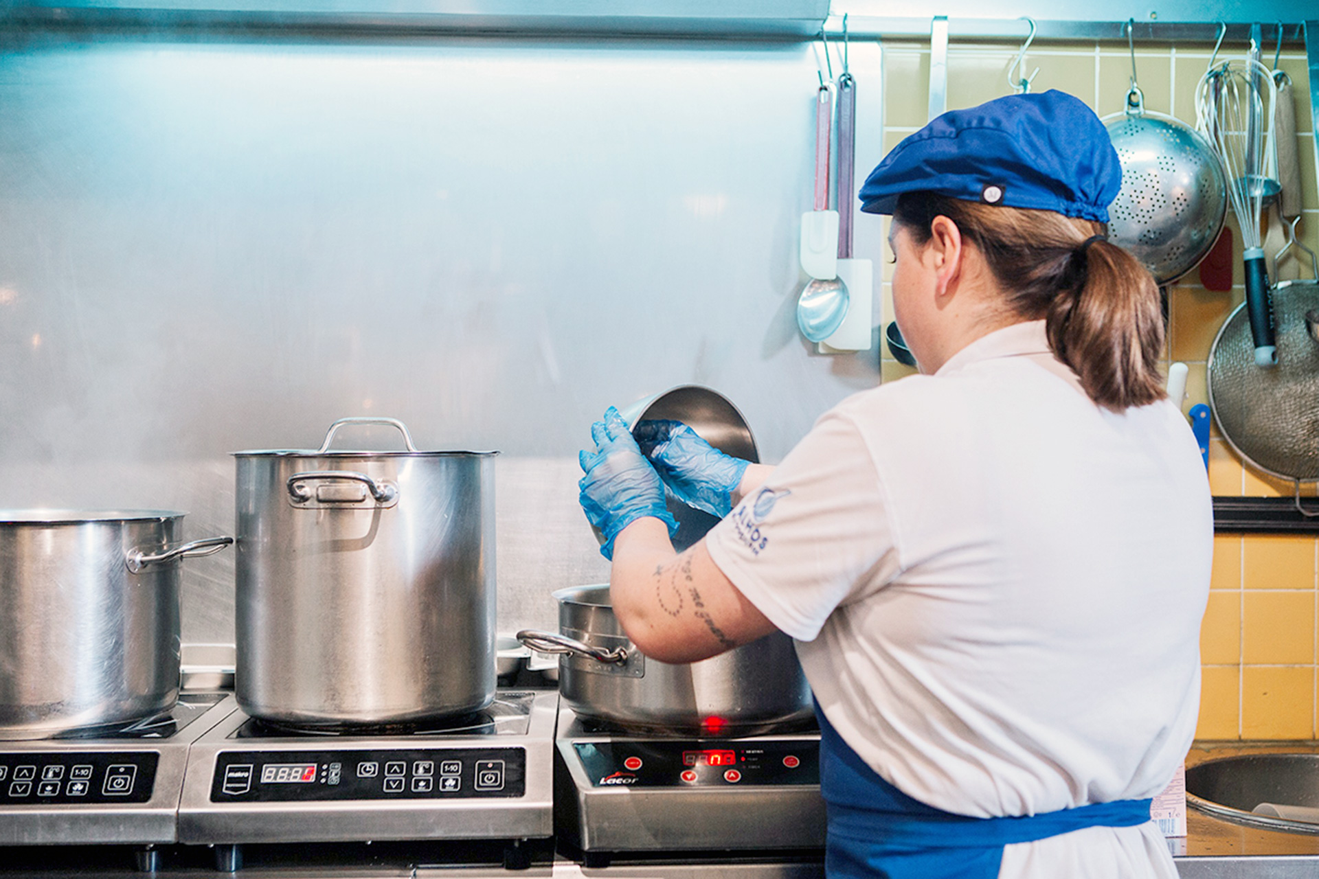 Una trabajadora del programa Incorpora, en una cocina. /E.A.