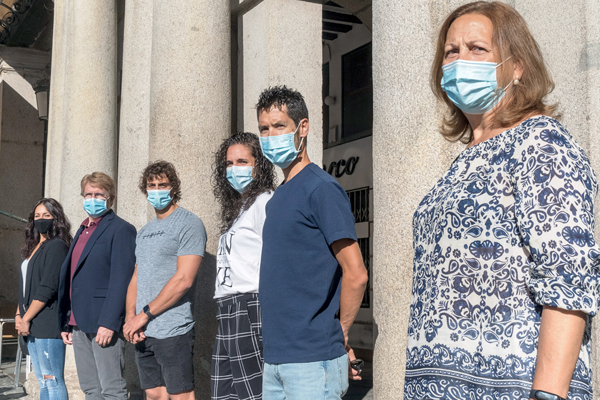 Beatriz Antón, el alcalde accidenta Jesús García, David Llorente, Estela García, Javi Guerra y la concejala de Deportes Marian Rueda el pasado lunes en la Plaza Mayor. / Kamarero