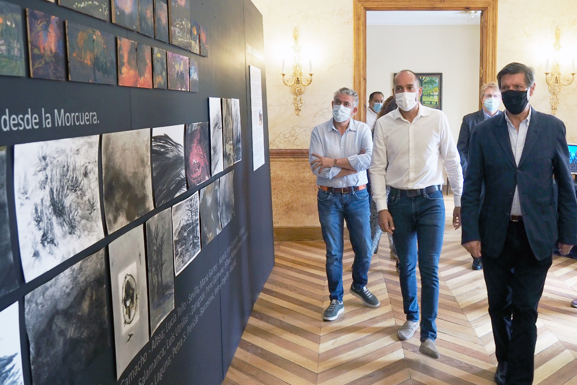 El diputado de Cultura y el alcalde de San Ilefonso, contemplan la exposición inaugurada ayer.