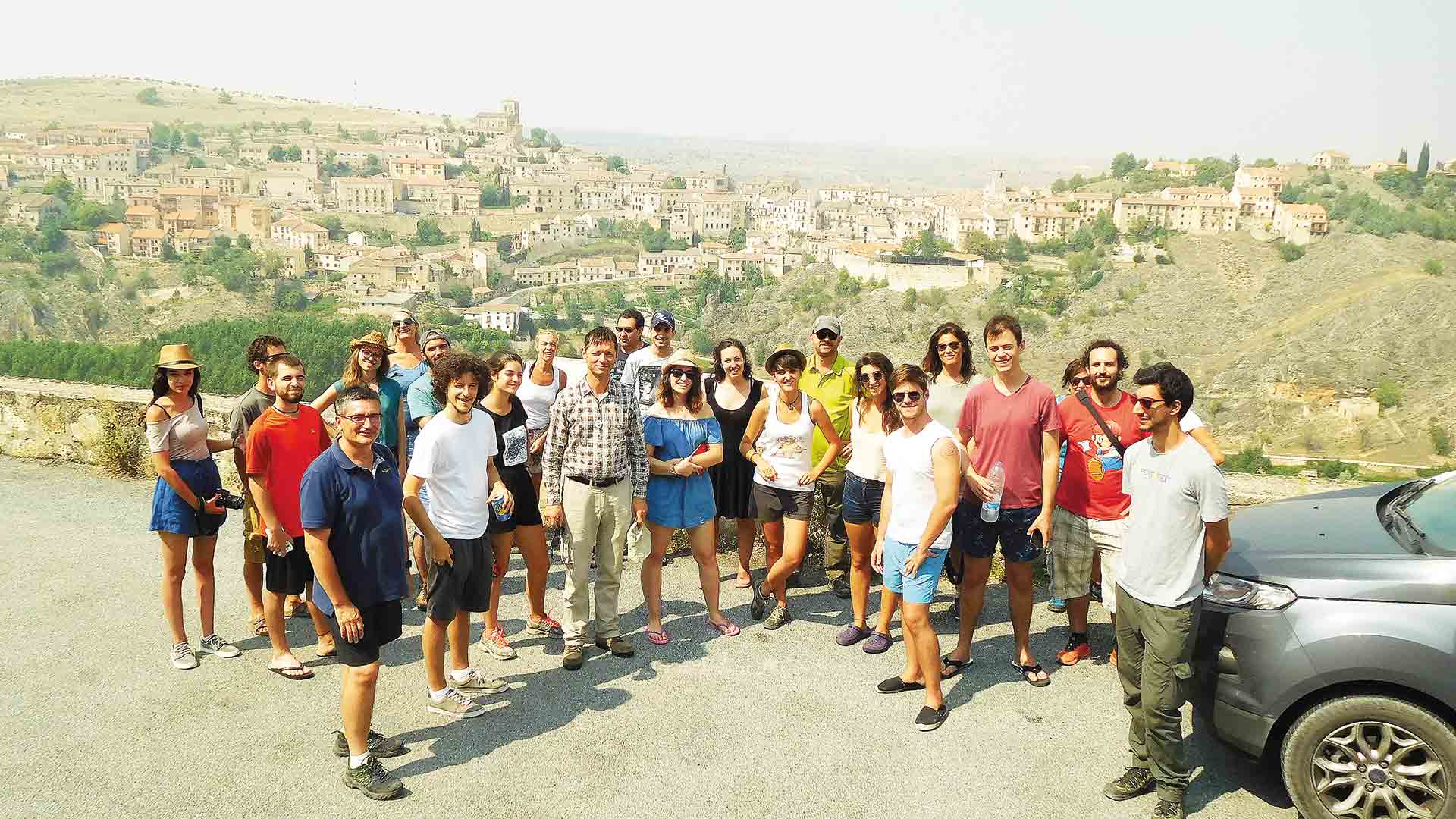 Los participantes ante el mirador de Zuloaga Sepúlveda en 2017.