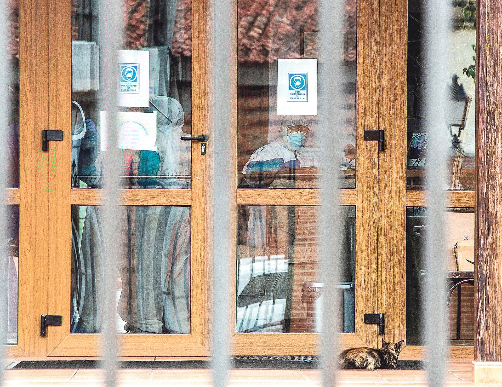 Personal sanitario con trajes de protección, en la residencia de ancianos de Vadocondes (Burgos). / EFE