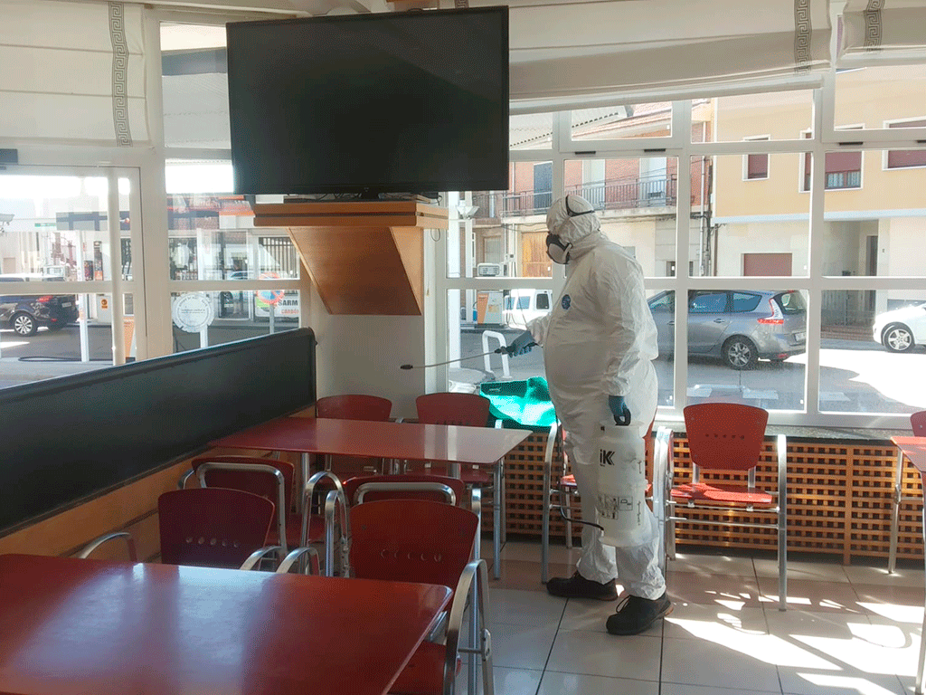 Un operario realiza labores de desinfección en un restaurante de Cantalejo para mantener la actividad con todas las garantías sanitarias.
