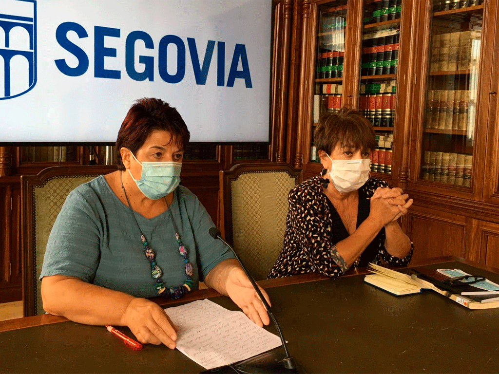 La alcaldesa y Claudia de Santos en la rueda de prensa en la que se hizo pública la renuncia del acta de concejala de la segunda. / E. A.