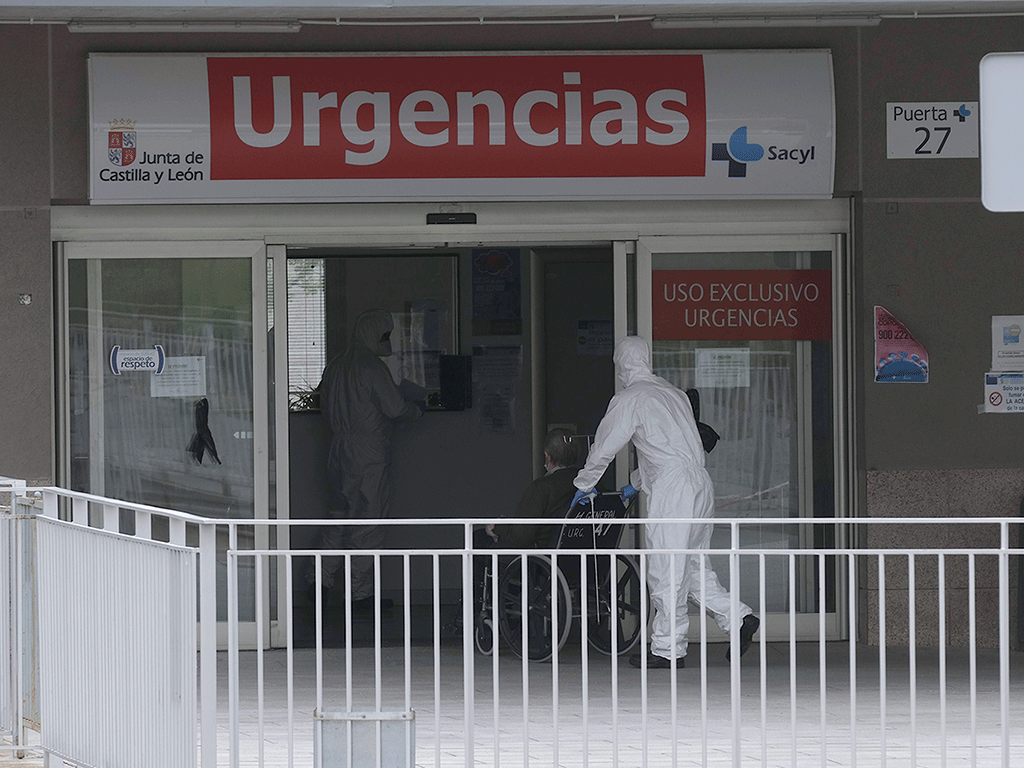 Un paciente entra acompañado de un sanitario con EPI por la puerta de Urgencias del Hospital General de Segovia. / KAMARERO