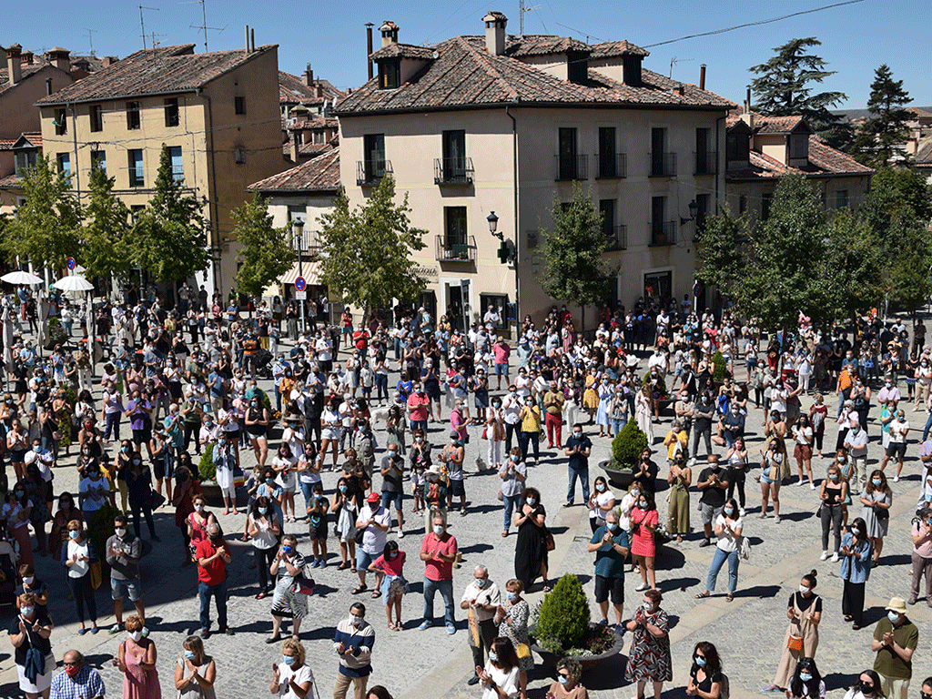 La Plaza de Los Dolores de La Granja se ha llenado al mediodía de personas que han querido expresar su más enérgica condena a la violencia machista. /ROCÍO PARDOS