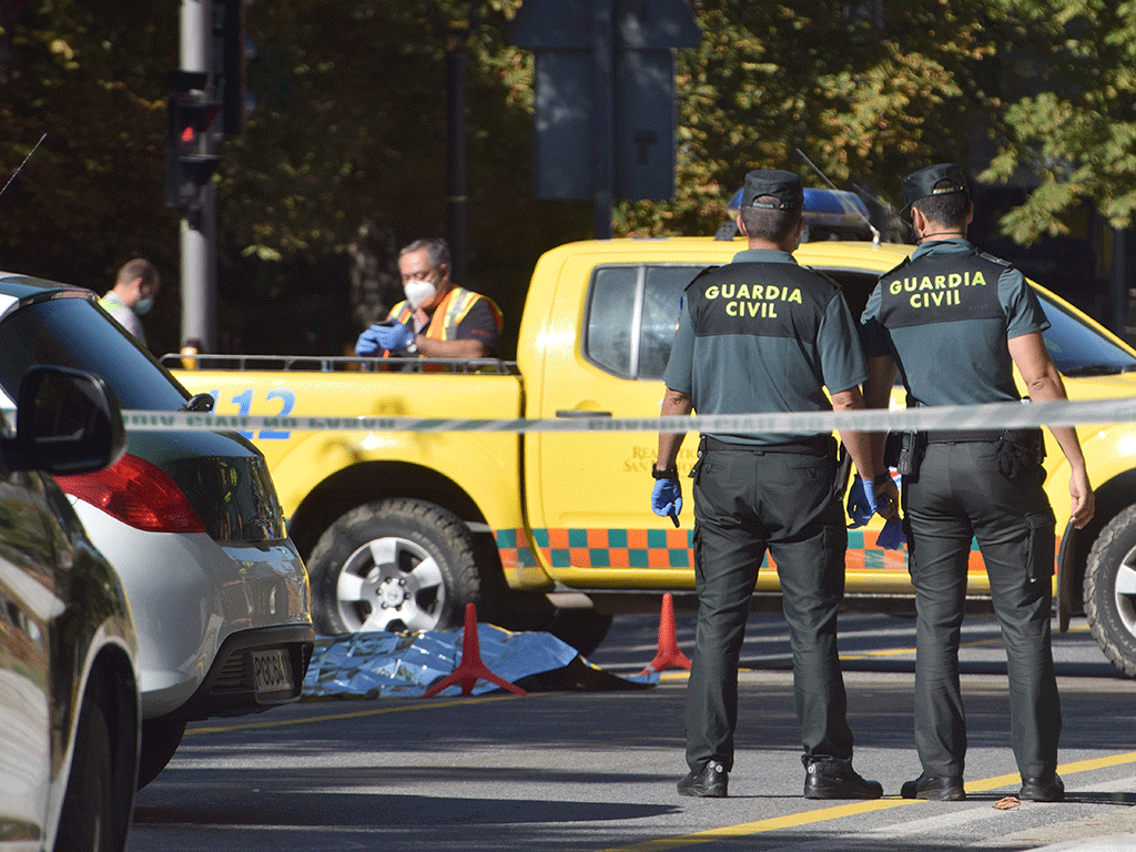 El cadáver de la mujer asesinada, en la carretera cubierto con una manta térmica, a la espera que el juez ordenara su levantamiento./ROCÍO PARDOS