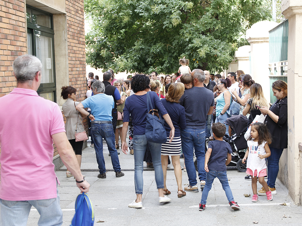 Numerosos padres, madres y niños durante el inicio del curso del año anterior en el C.E.I.P. Diego de Colmenares.