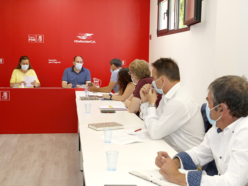 Virginia Barcones y el secretario general del PSOE en Segovia, José Luis Aceves, en la reunión mantenida en Segovia con alcaldes socialistas. / Nerea Llorente