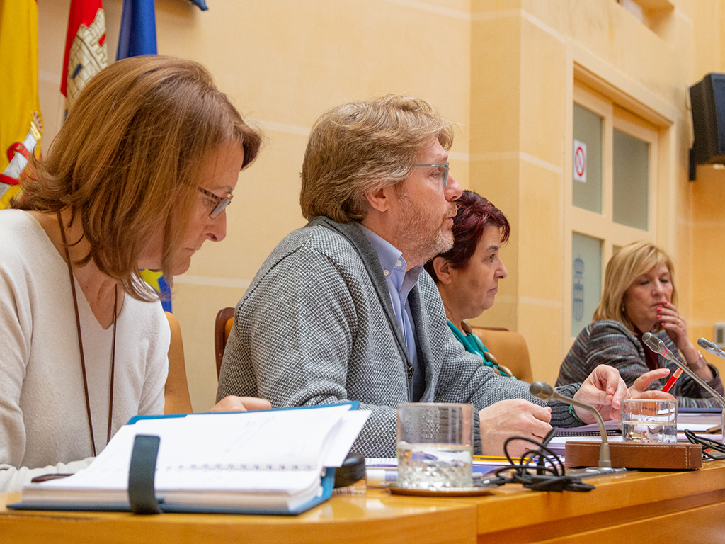 El concejal de Economía y Hacienda del Ayuntamiento de Segovia, en la imagen junto a la alcaldesa, ha defendido en numerosas ocasiones en el pleno la posibilidad de utilizar remanentes de tesorería. / Nerea Llorente