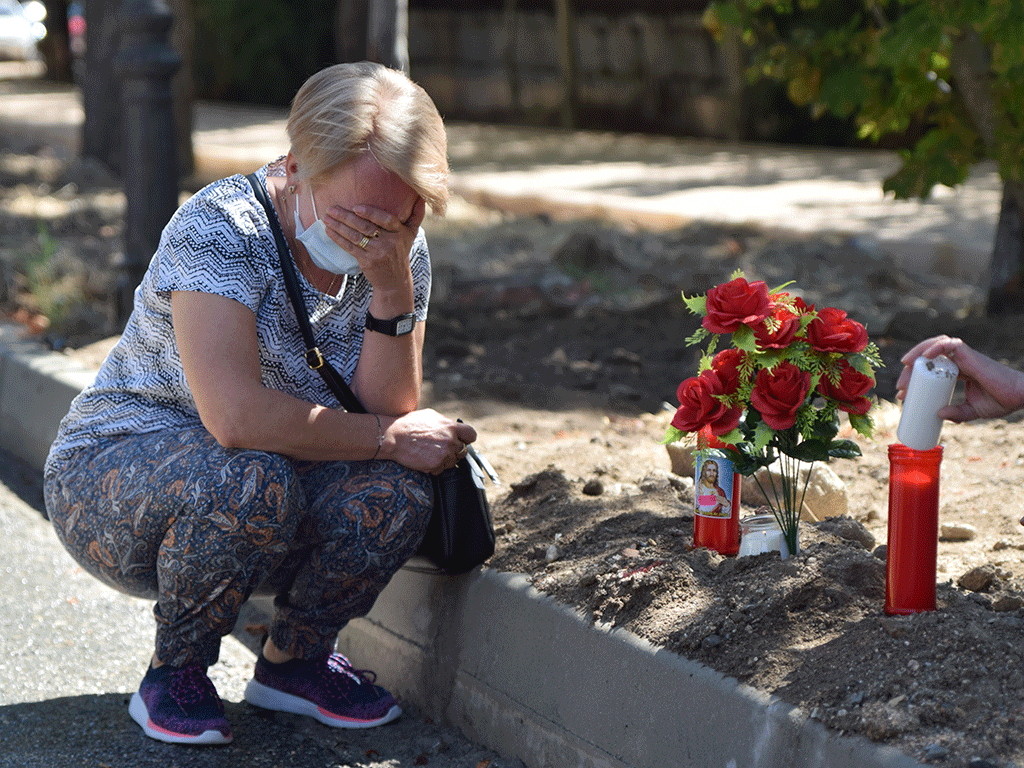 Una amida de la víctima, desolada por los hechos. /ROCÍO PARDOS