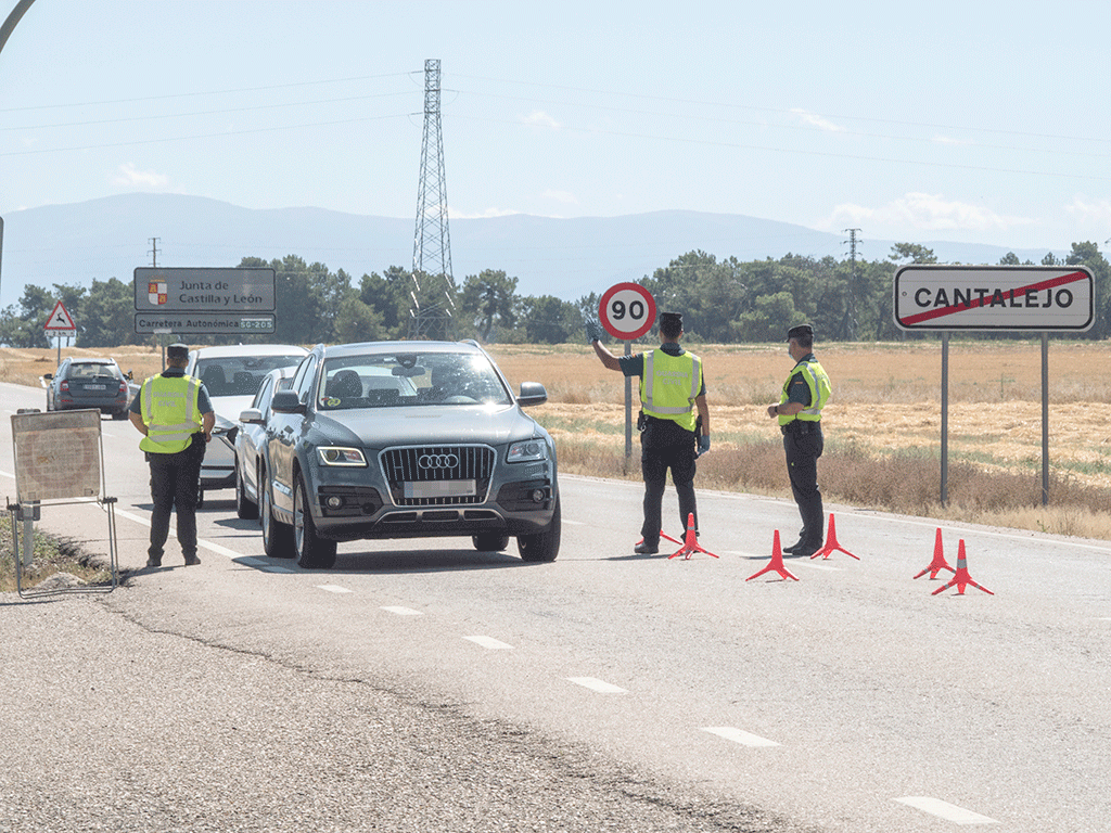 Control de la Guardia Civil a la entrada de Cantalejo. / KAMARERO