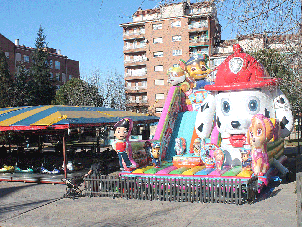 Pista de coches de coche de Hermanos Quintana, de Fuenterrebollo, y una atracción hinchable. / EL ADELANTADO