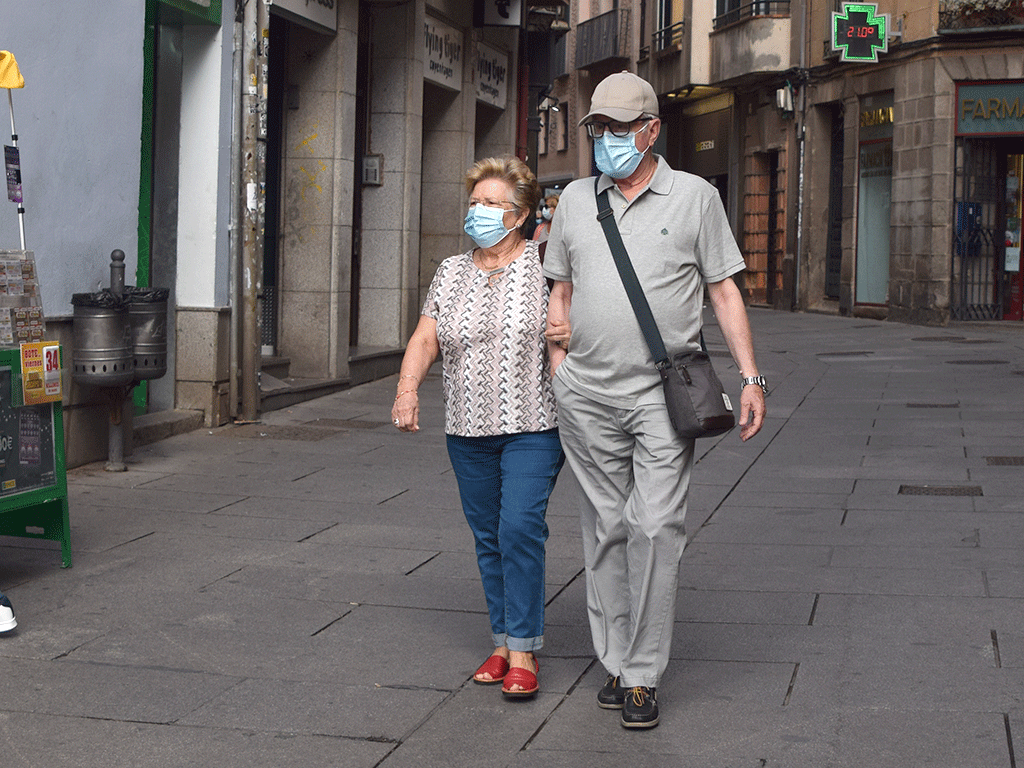 Dos personas pasean por la Calle Real con la mascarilla puesta para protegerse frente al coronavirus. / ROCIO PARDOS