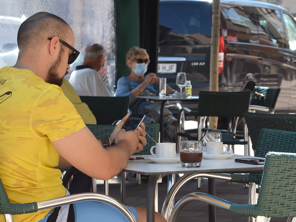 Adelantar la apertura de terrazas una hora podría estimular la actividad hostelera para desayunos. / Rocío Pardos