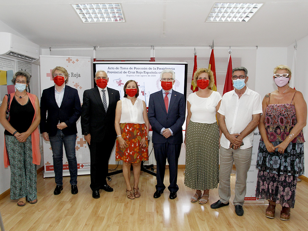 La nueva presidenta de Cruz Roja, Teresa Fuentetaja, en el centro, con los representantes de las instituciones.