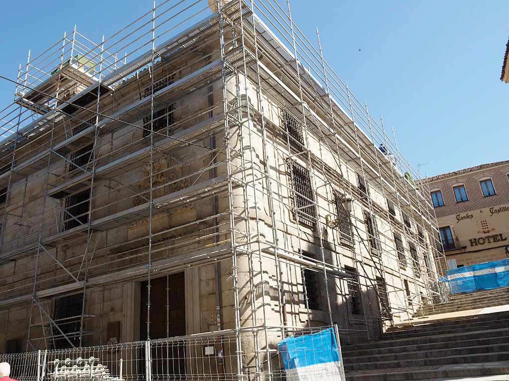 El andamio es necesario para la restauración de elementos ornamentales y para retejar la cubierta. / Nerea Llorente