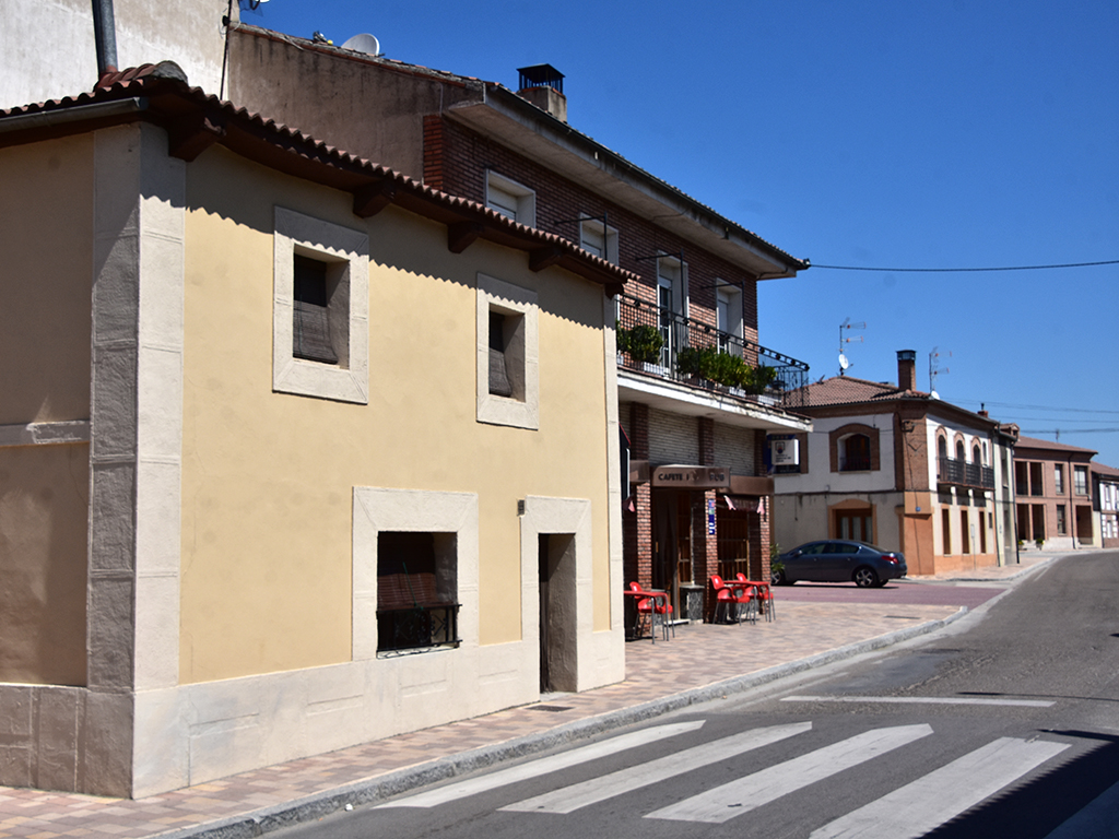 Una de las calles del municipio segoviano de Chañe.