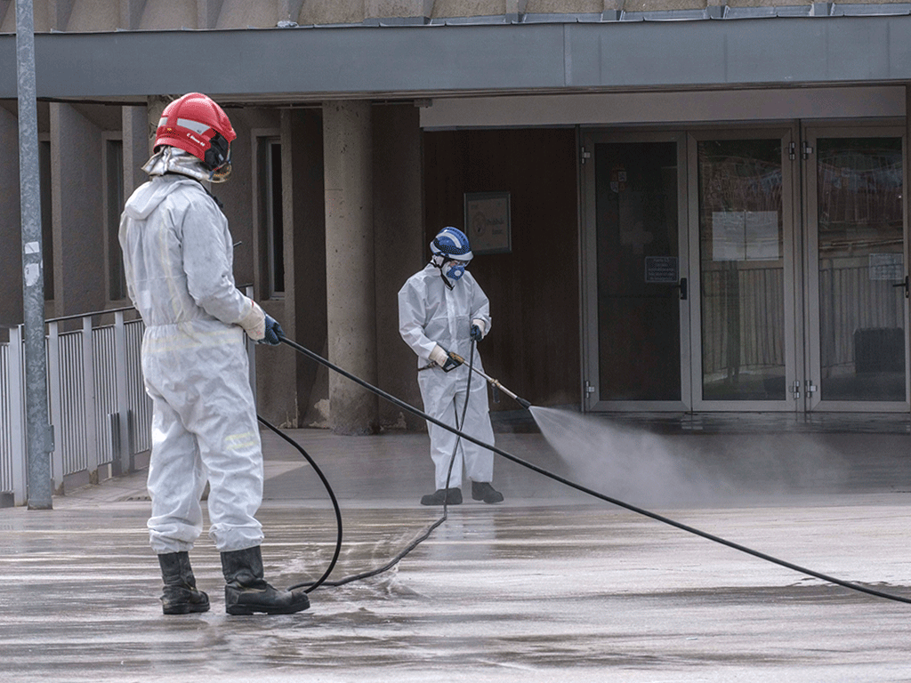 Tercer fallecido por Covid-19 por tercer día consecutivo en Segovia 1 Dos operarios desinfectan los alrededores del Hospital General de Segovia. / KAMARERO