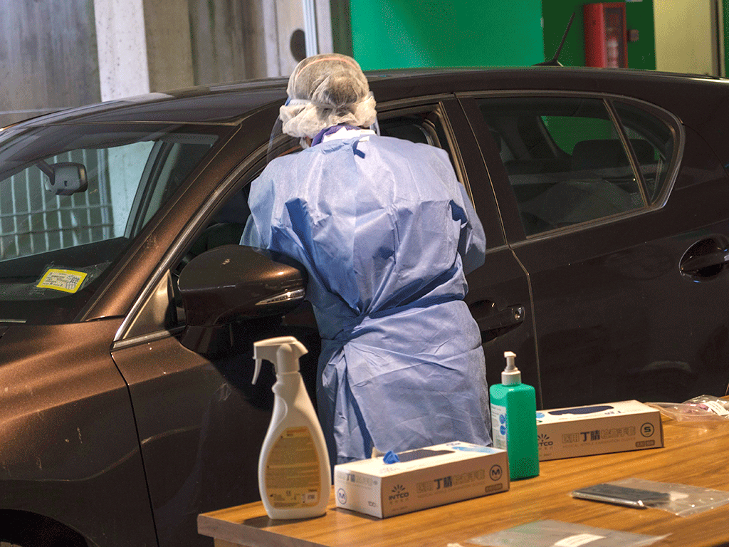 Una sanitaria realiza una prueba para detectar posible contagio a un ciudadano en el Hospital.