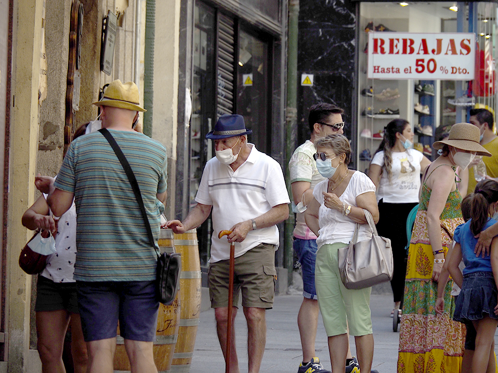 Varias personas caminan por una calle de la capital de la provincia.