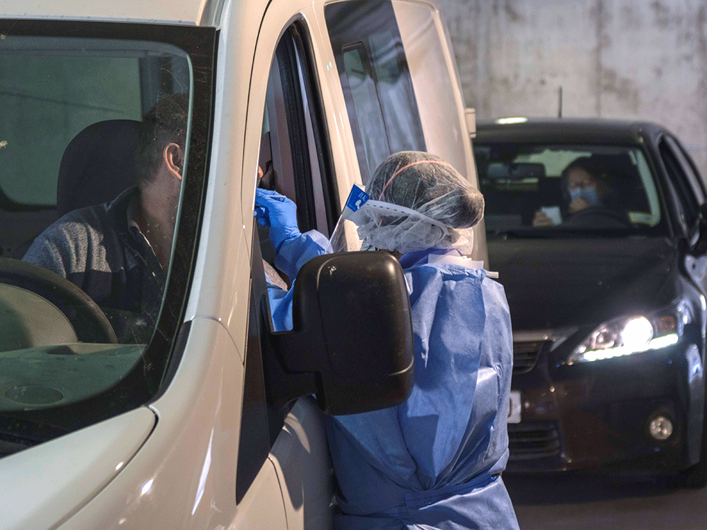 Un miembro del personal sanitario realiza un test. / KAMARERO